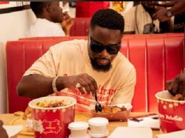 Landlord Sarkodie spotted enjoying with swag at Pizzaman Chicken