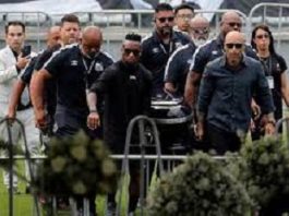He held the record for most goals scored for Brazil, with 77 in 92 matches, until Neymar equaled it against Croatia in the 2022 FIFA World Cup. The following are some photos and videos from the funeral.